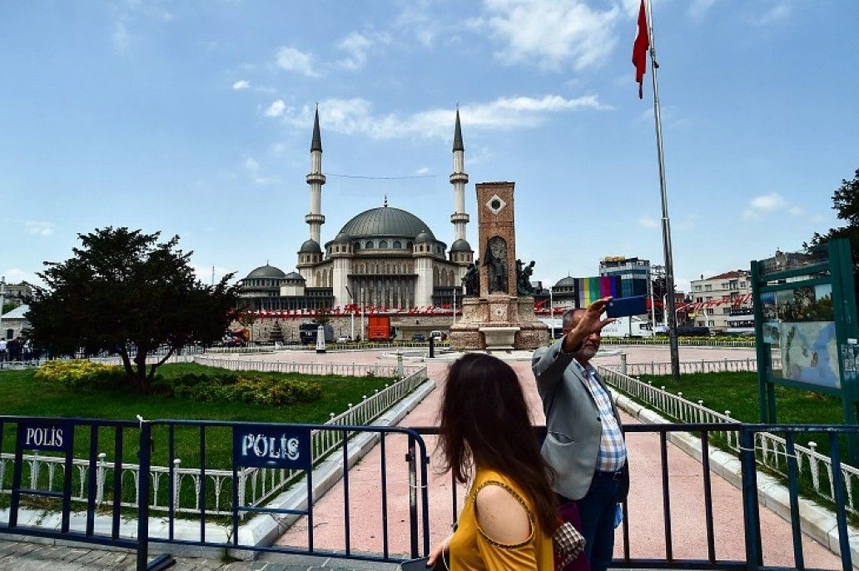 Taksim Camii ibadete açıldı