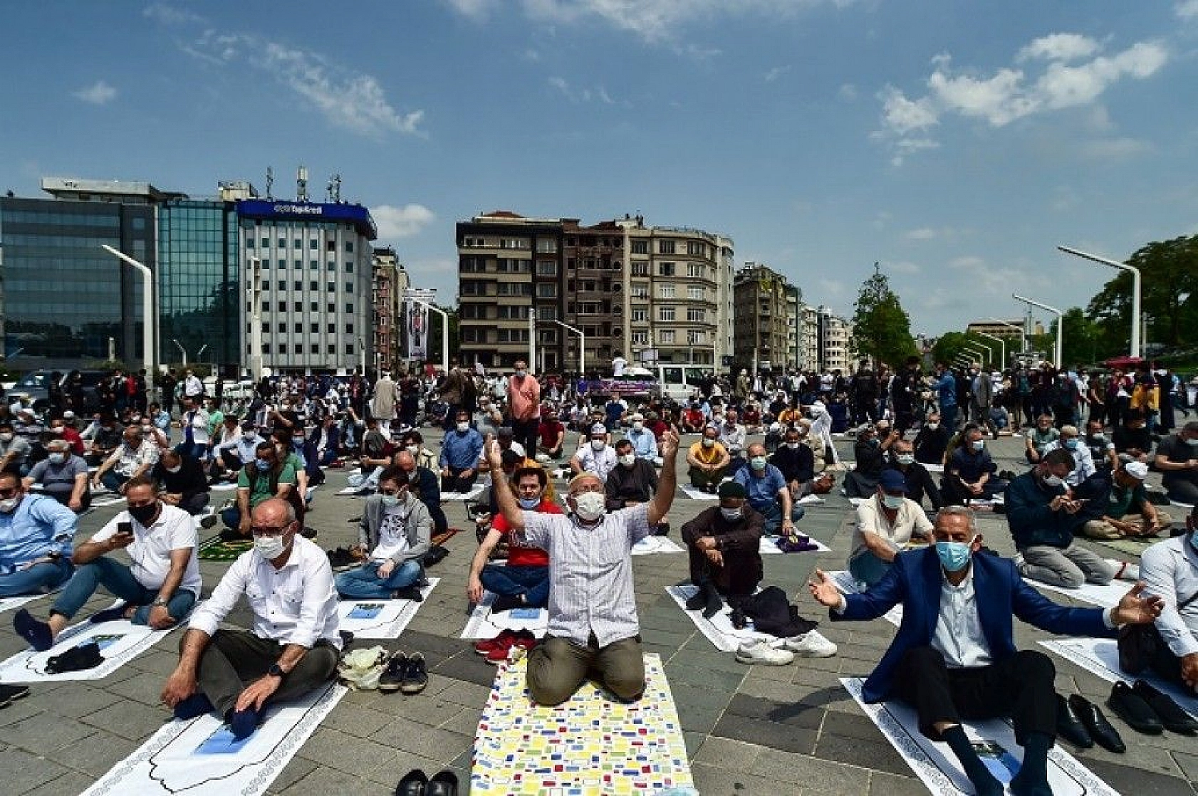 Taksim Camii ibadete açıldı