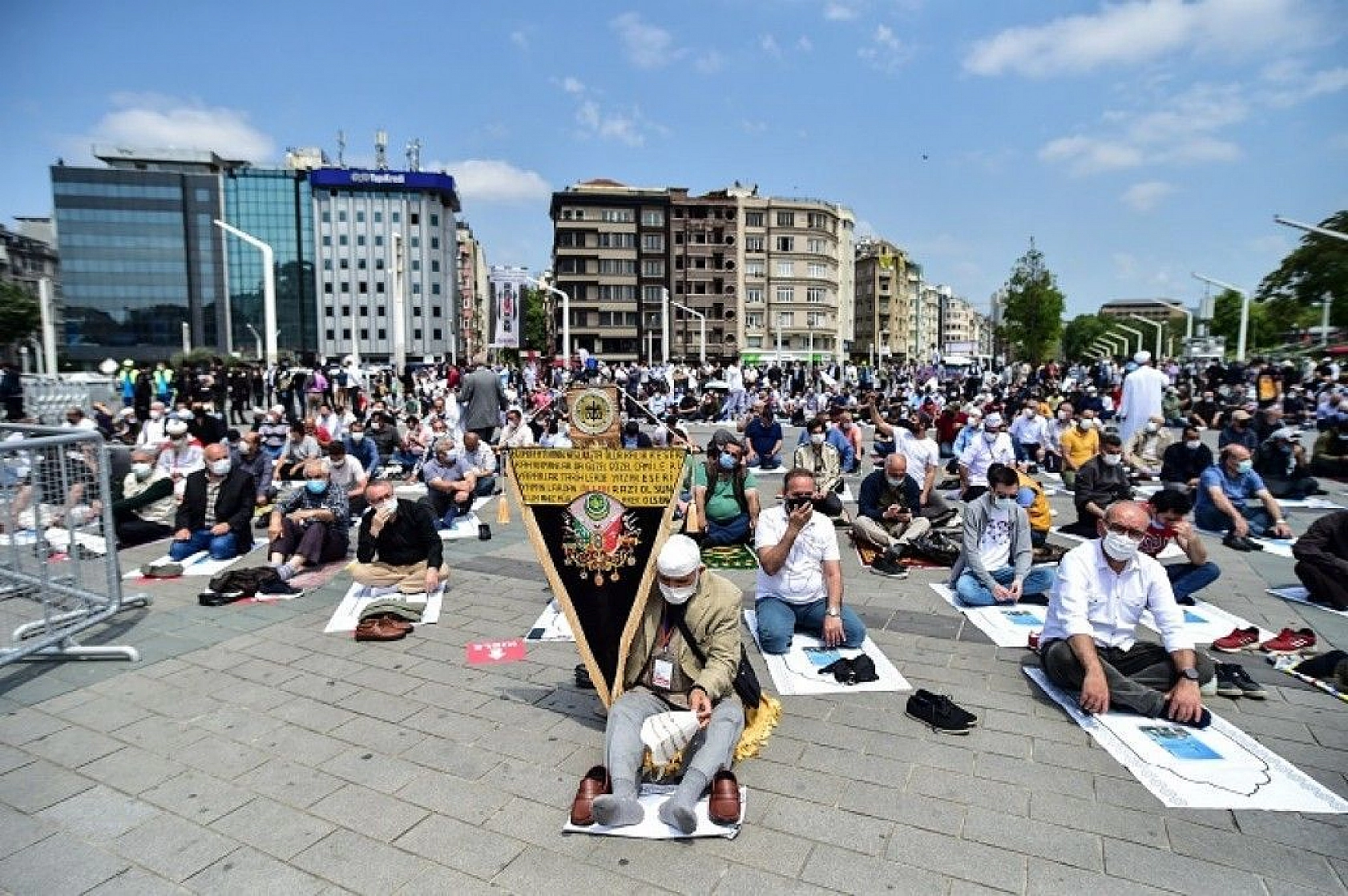 Taksim Camii ibadete açıldı