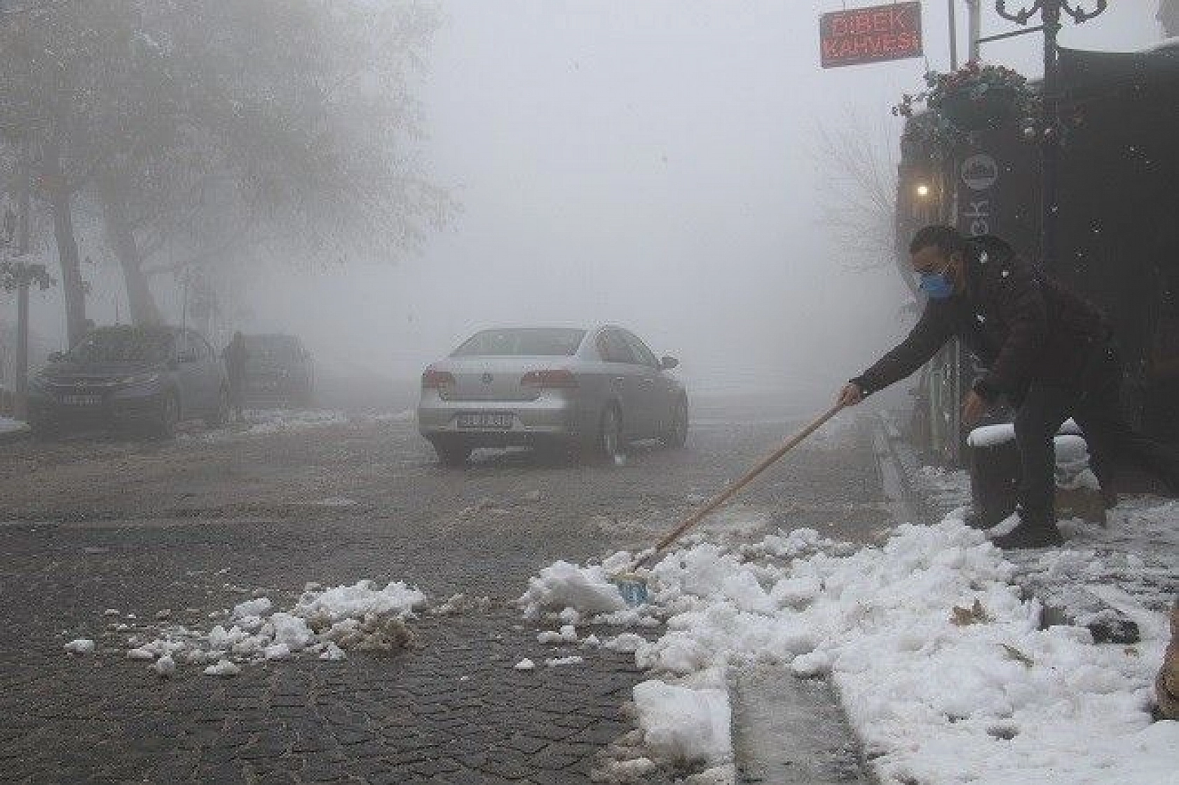 Elazığ'da kar ve sis altındaki tarihin eşsiz manzarası