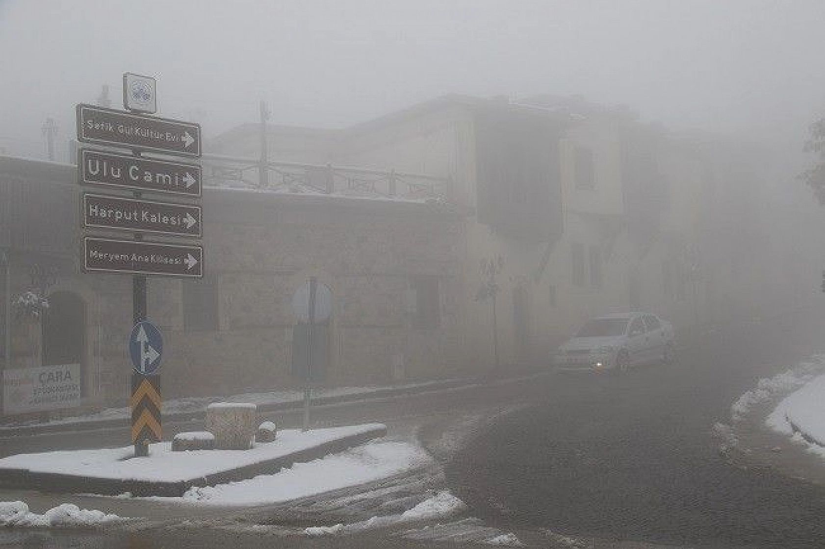 Elazığ'da kar ve sis altındaki tarihin eşsiz manzarası