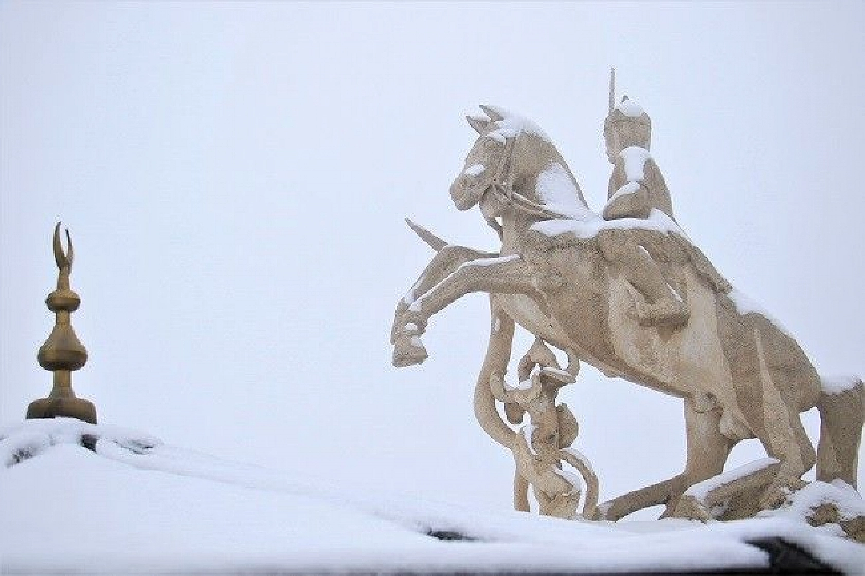 Elazığ'da kar ve sis altındaki tarihin eşsiz manzarası