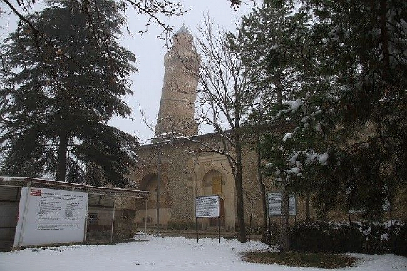 Elazığ'da kar ve sis altındaki tarihin eşsiz manzarası