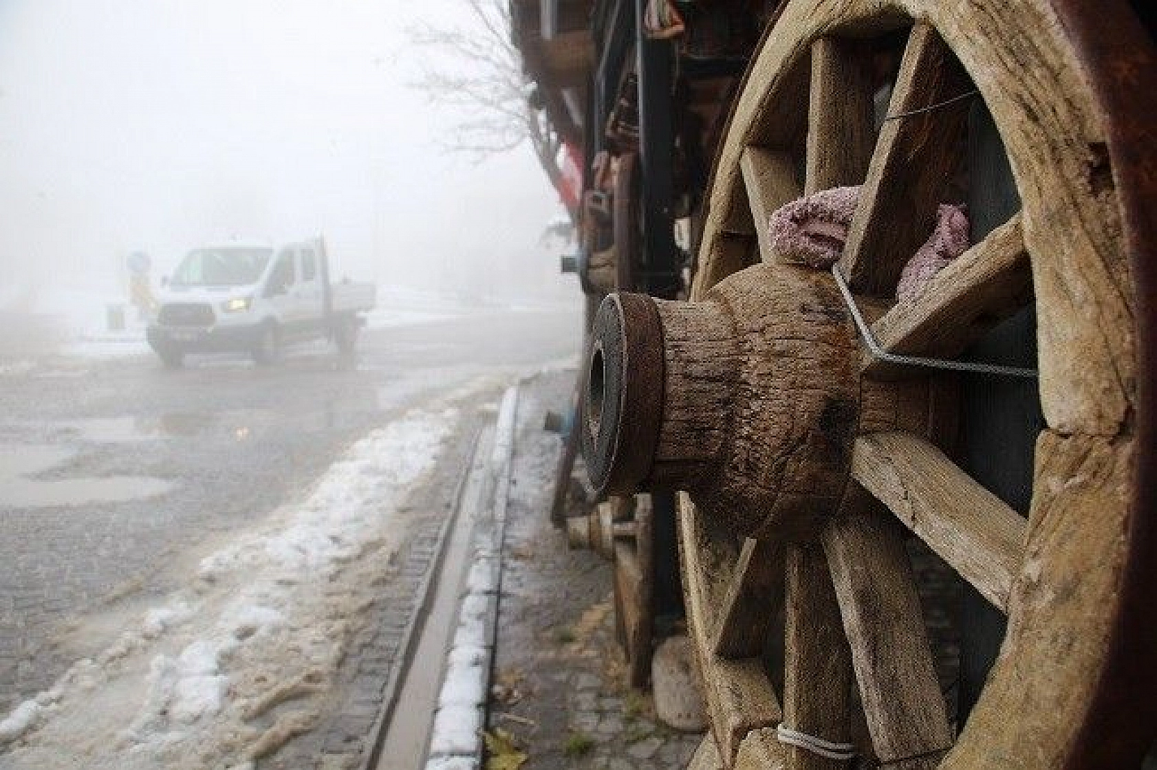 Elazığ'da kar ve sis altındaki tarihin eşsiz manzarası