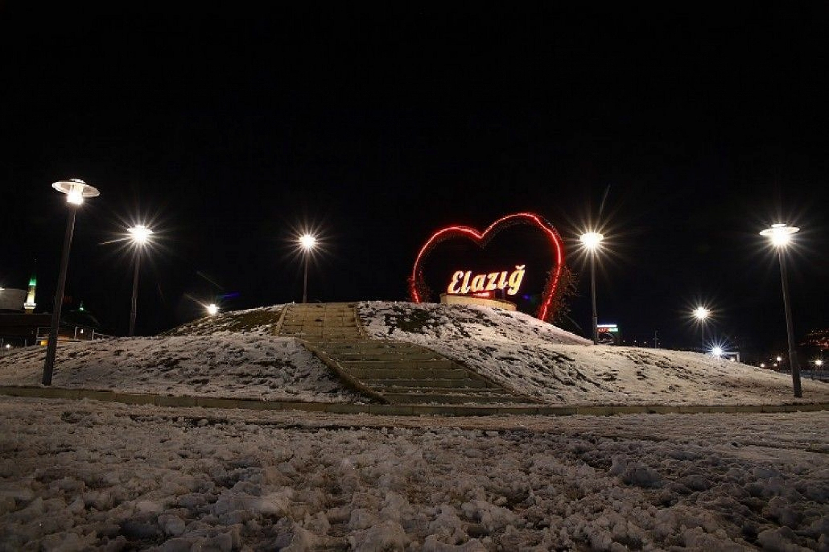 Elazığ'da kar kartpostallık görüntüler oluşturdu