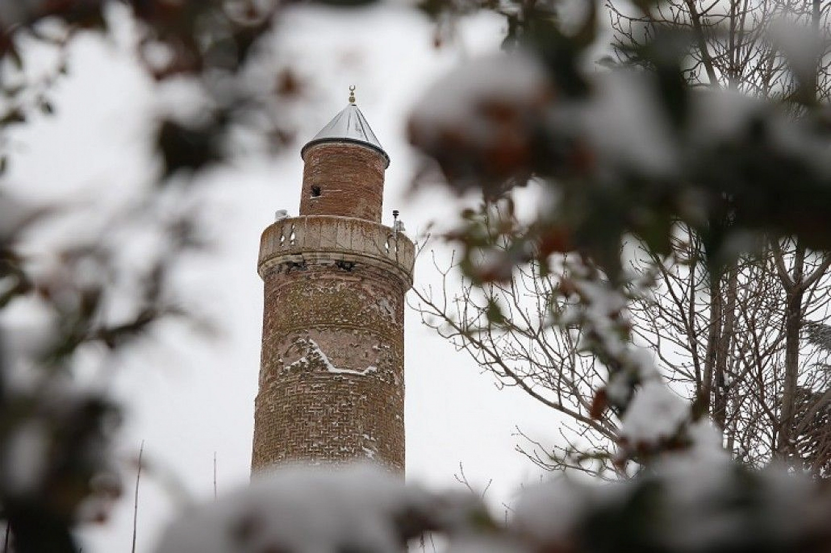 Bin 200 rakımlı Harput'ta kar güzelliği