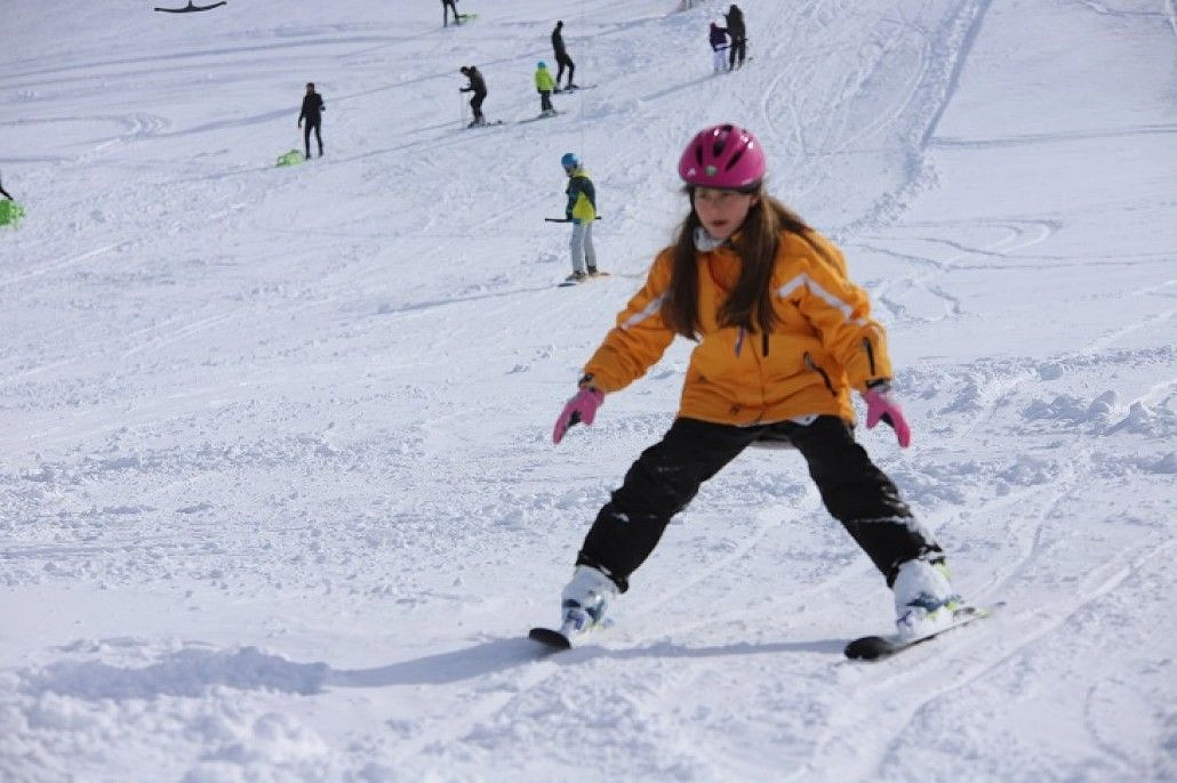 Göl manzaralı Hazar Baba Dağı'nda kayak keyfi başladı