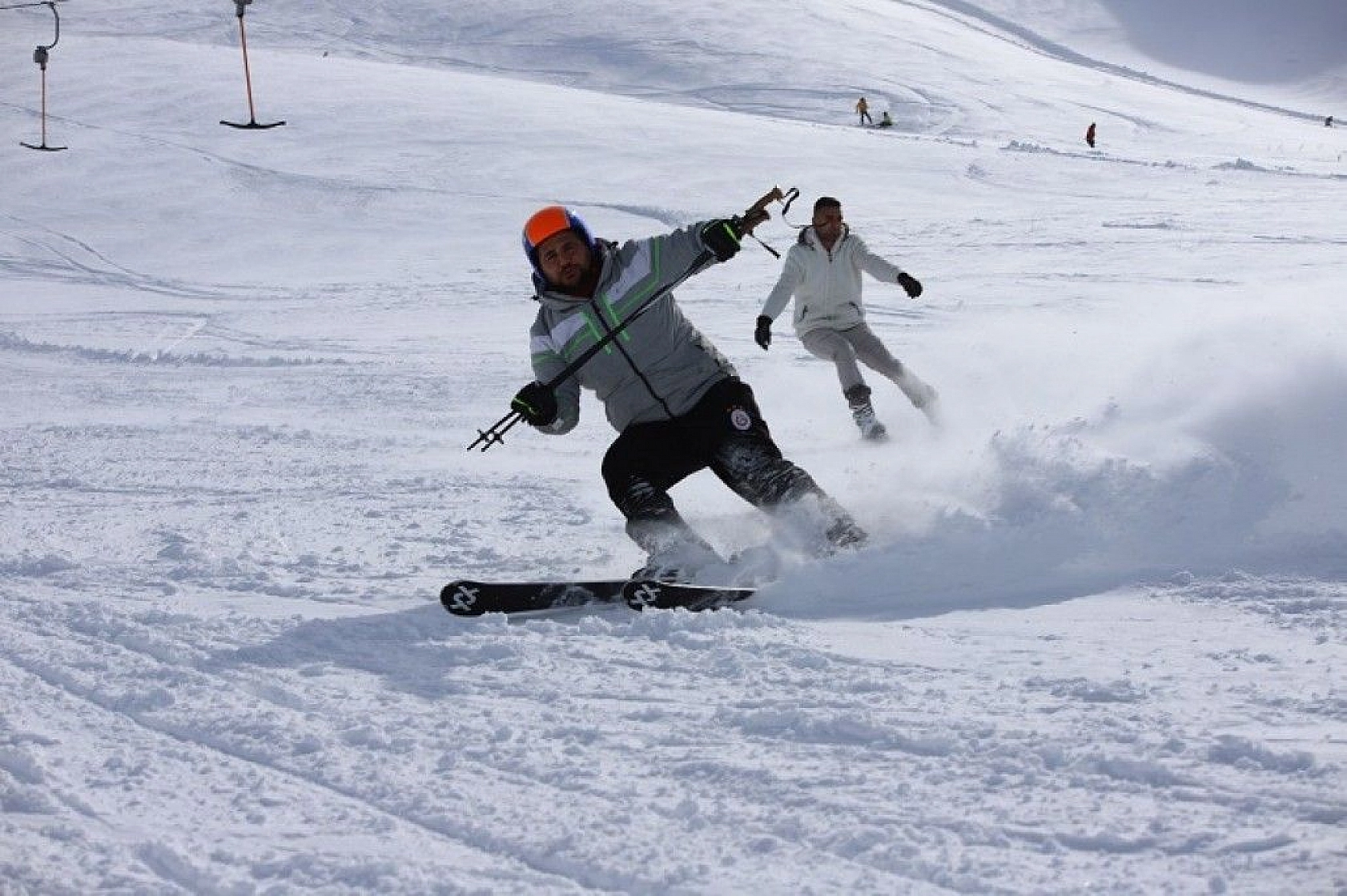 Göl manzaralı Hazar Baba Dağı'nda kayak keyfi başladı