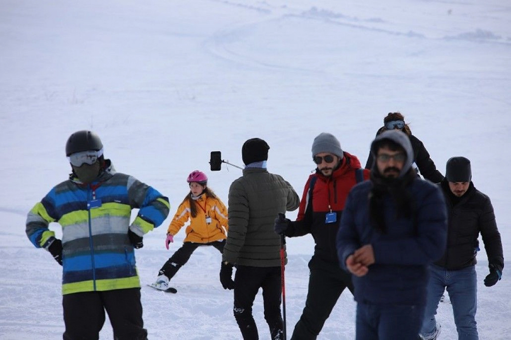 Göl manzaralı Hazar Baba Dağı'nda kayak keyfi başladı