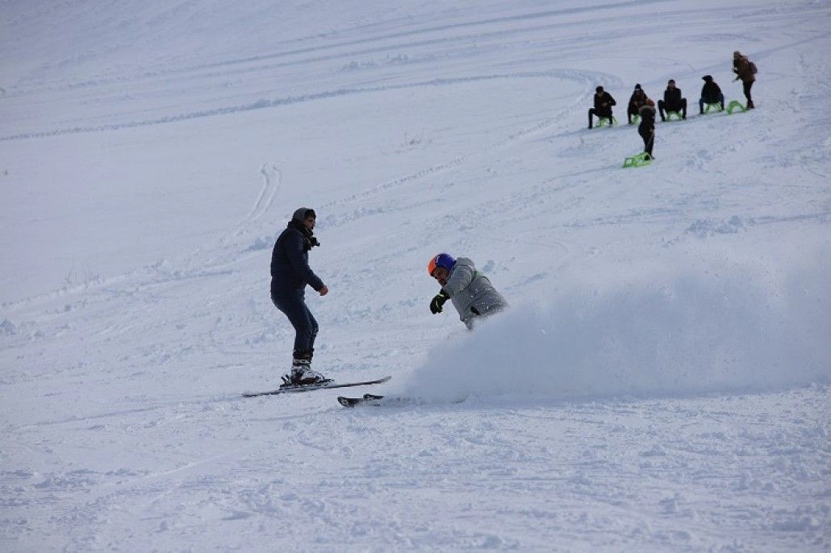 Göl manzaralı Hazar Baba Dağı'nda kayak keyfi başladı