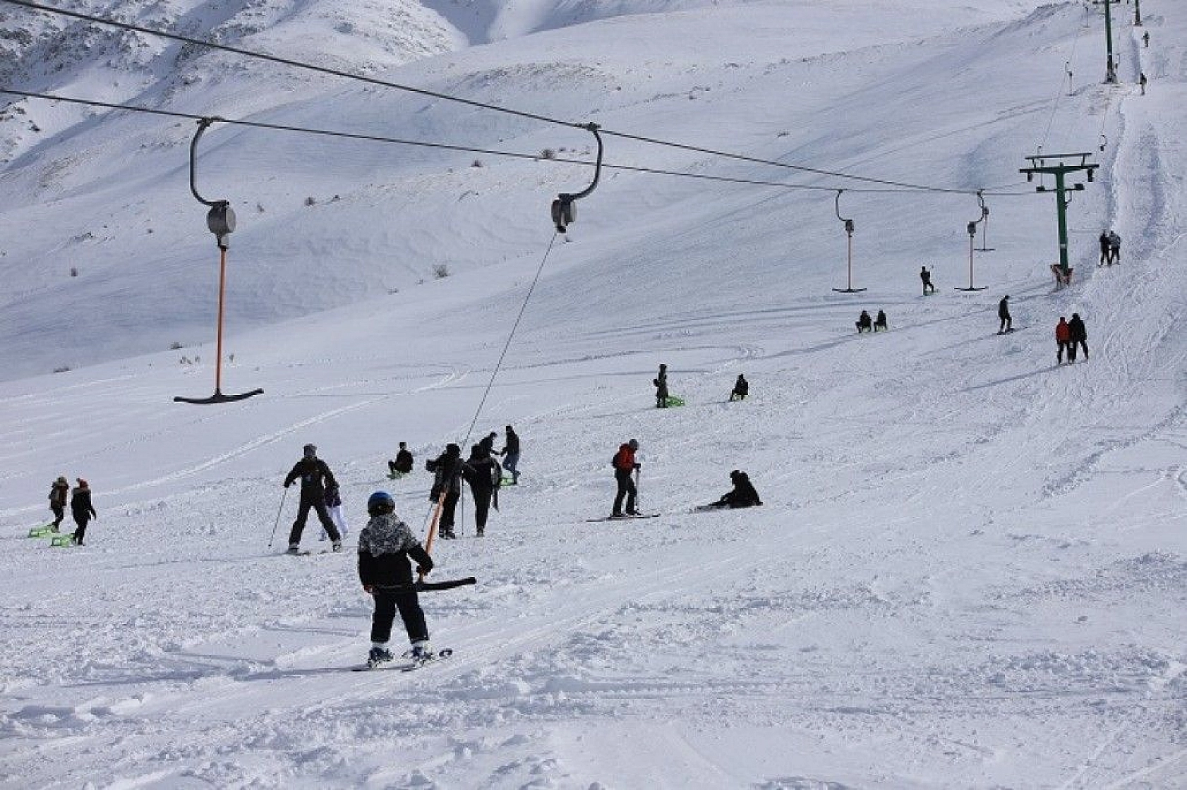Göl manzaralı Hazar Baba Dağı'nda kayak keyfi başladı