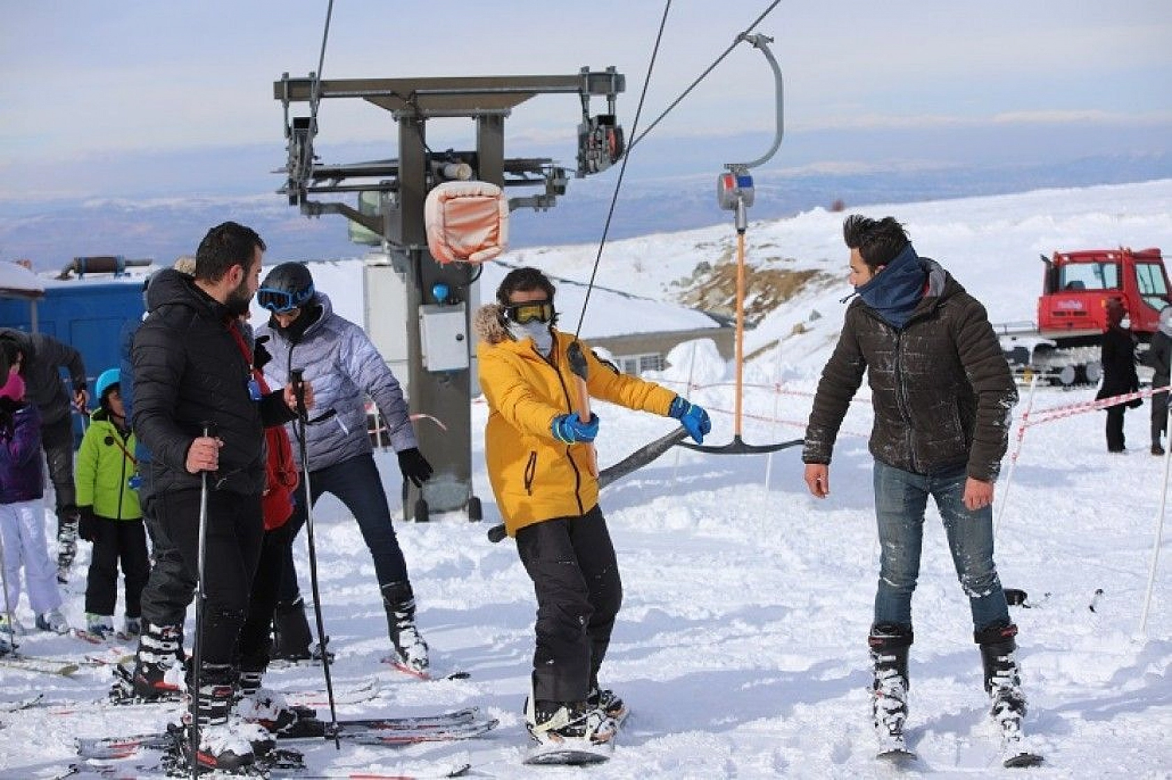 Göl manzaralı Hazar Baba Dağı'nda kayak keyfi başladı