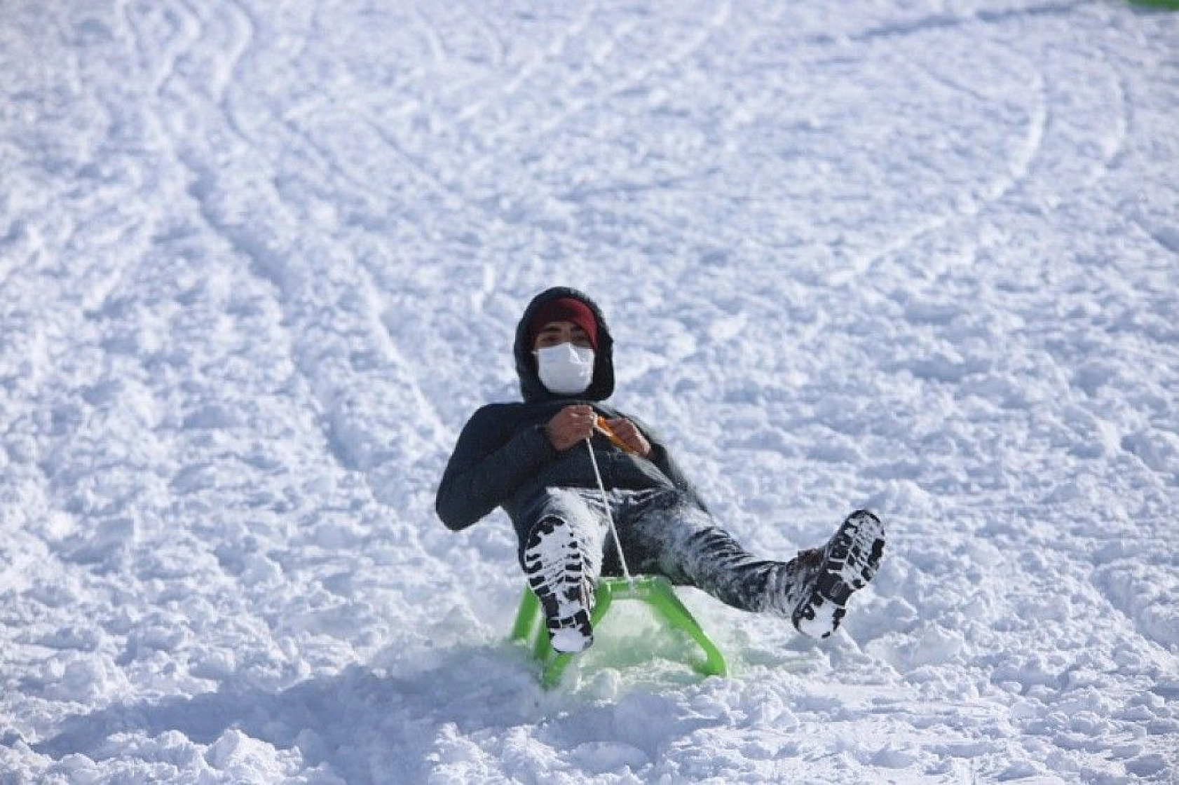 Göl manzaralı Hazar Baba Dağı'nda kayak keyfi başladı