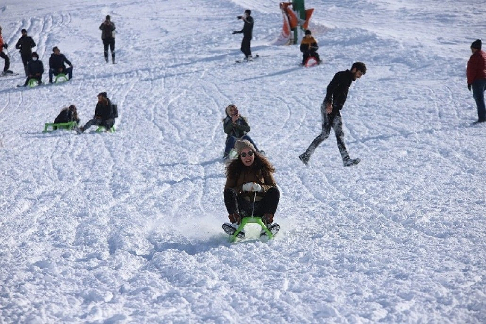 Göl manzaralı Hazar Baba Dağı'nda kayak keyfi başladı