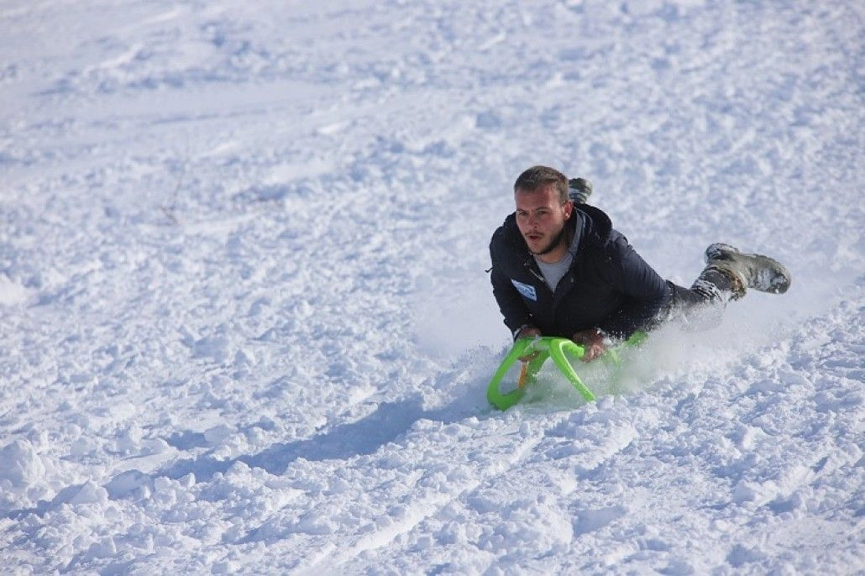 Göl manzaralı Hazar Baba Dağı'nda kayak keyfi başladı