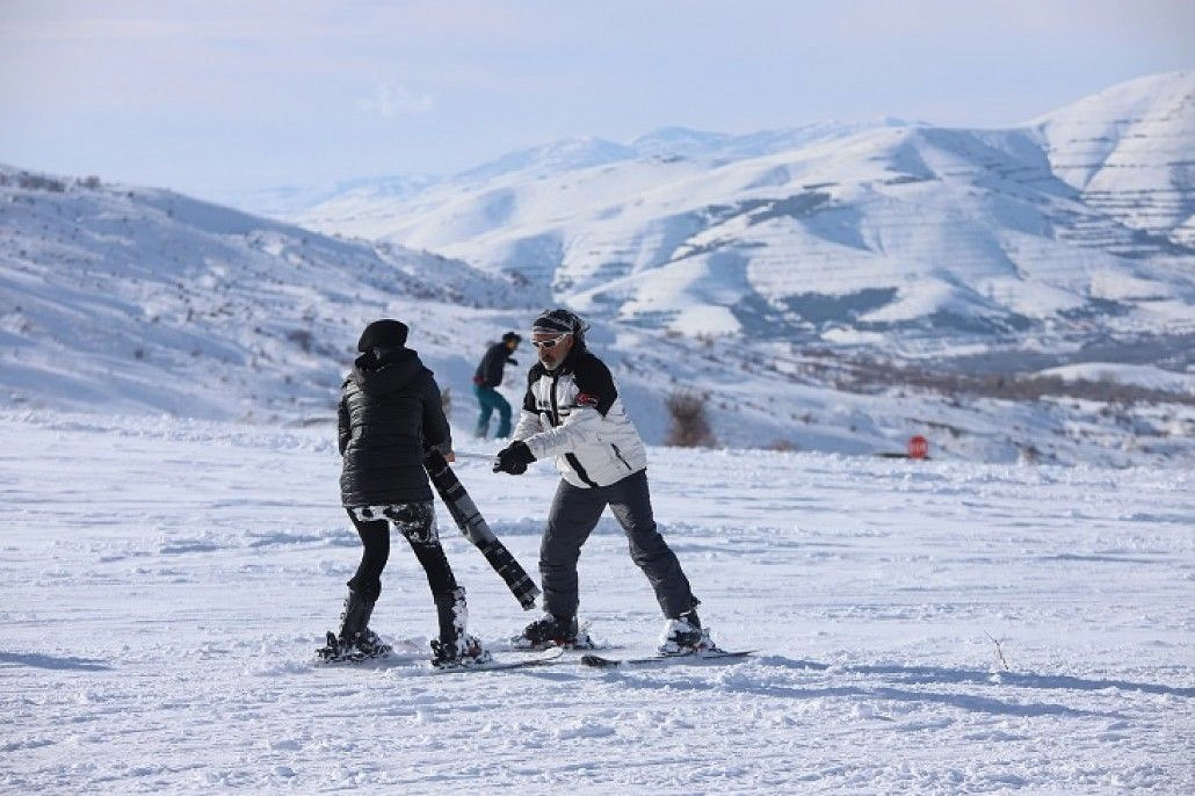 Göl manzaralı Hazar Baba Dağı'nda kayak keyfi başladı
