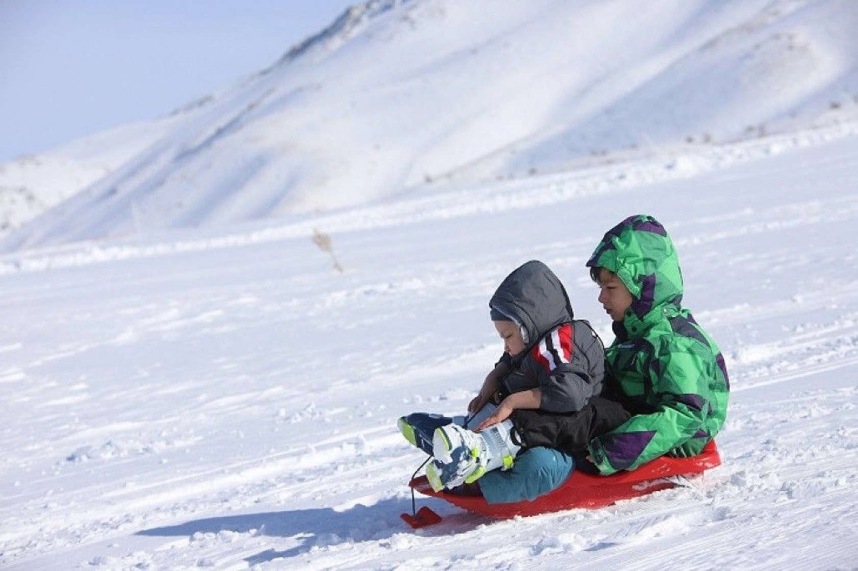 Göl manzaralı Hazar Baba Dağı'nda kayak keyfi başladı