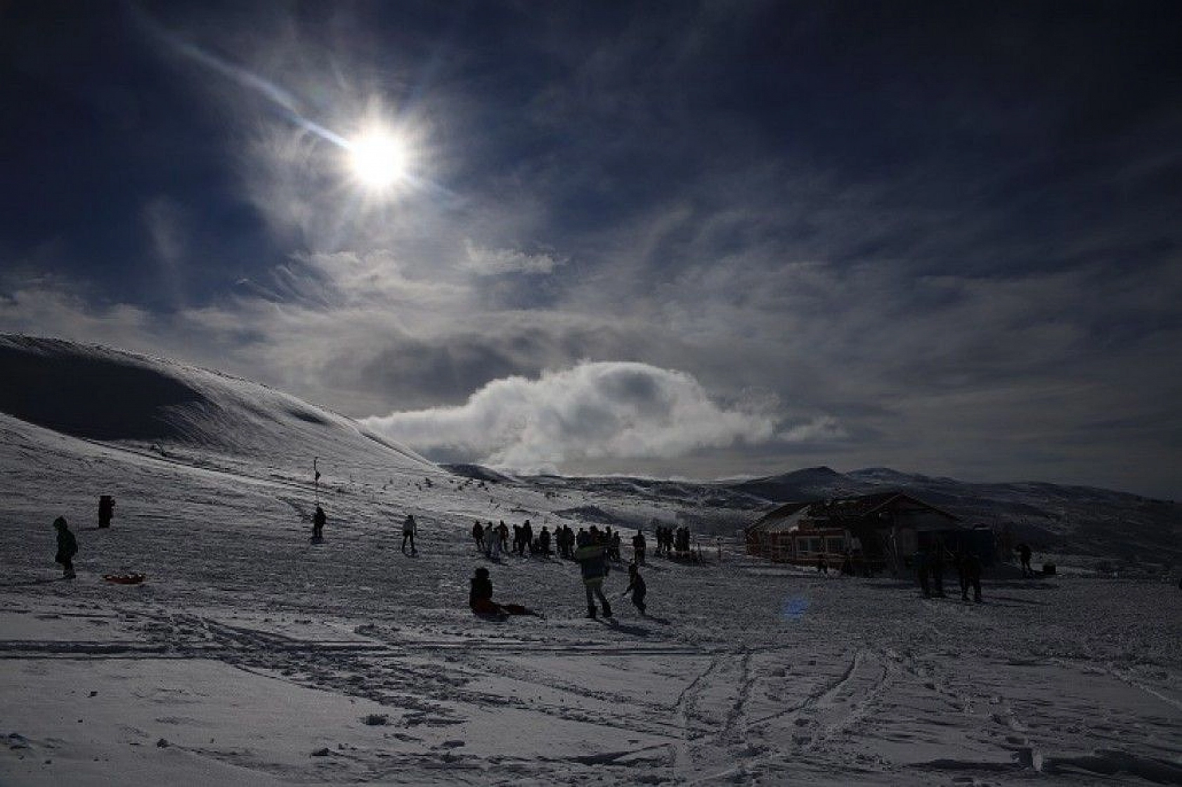 Göl manzaralı Hazar Baba Dağı'nda kayak keyfi başladı