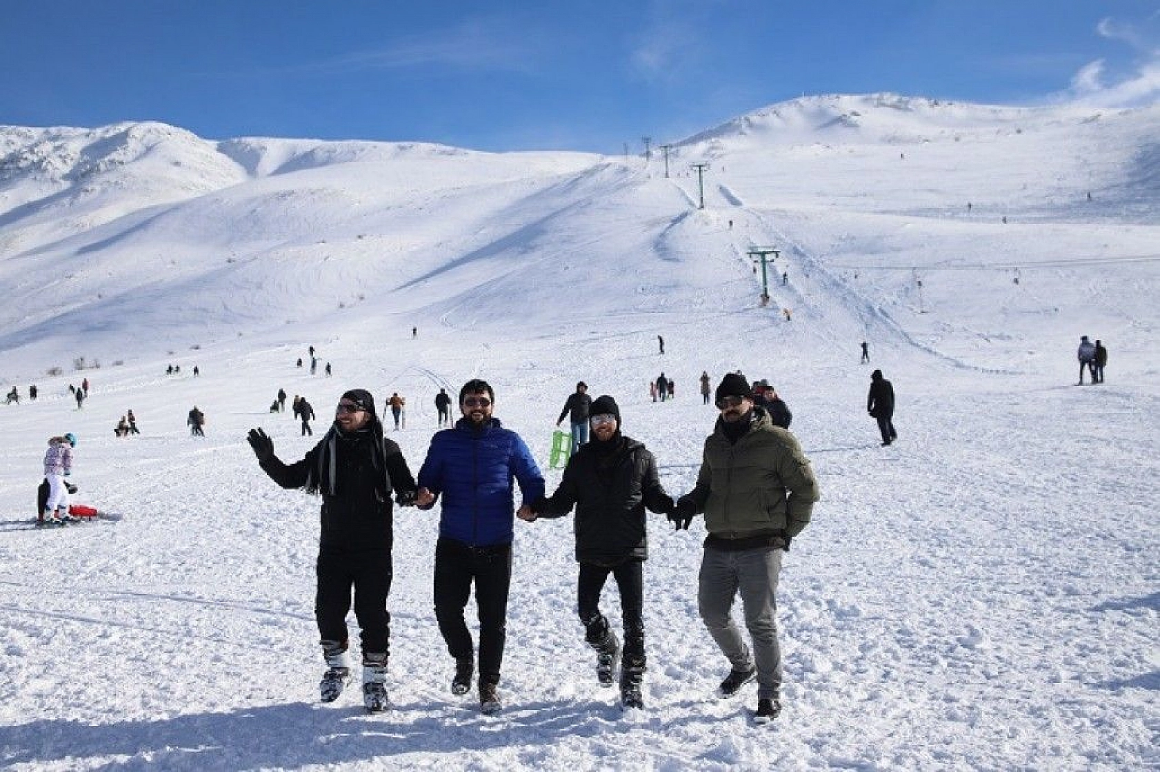 Göl manzaralı Hazar Baba Dağı'nda kayak keyfi başladı
