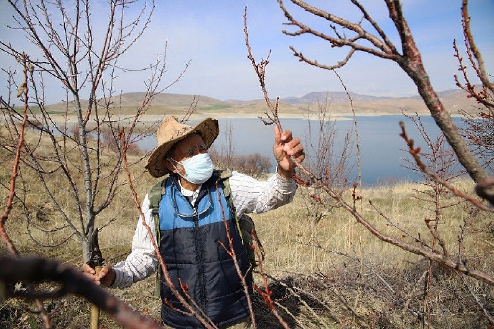 Adada çiçekler açtı