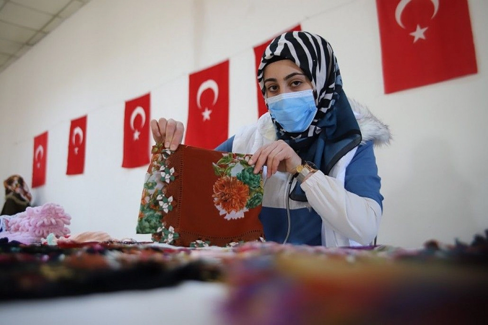 Mahalledeki sosyal tesis, 13 yıldır kadınlara iş kapısı oluyor