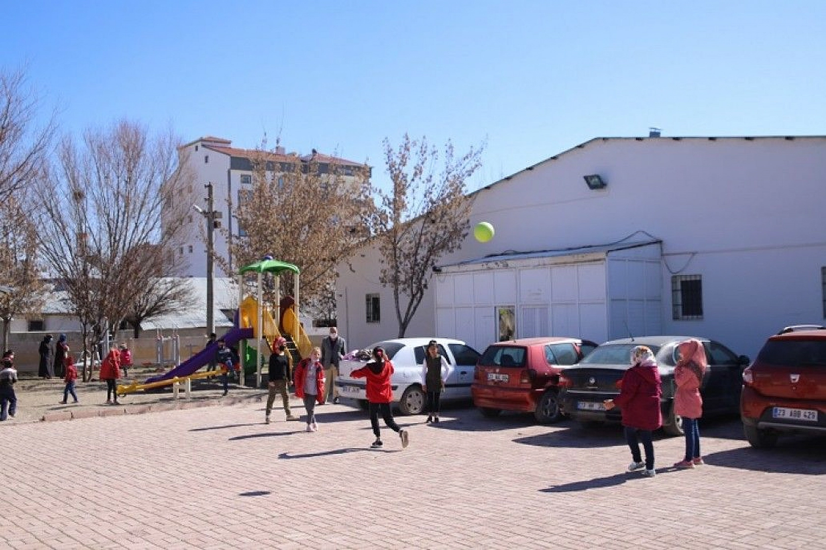Mahalledeki sosyal tesis, 13 yıldır kadınlara iş kapısı oluyor