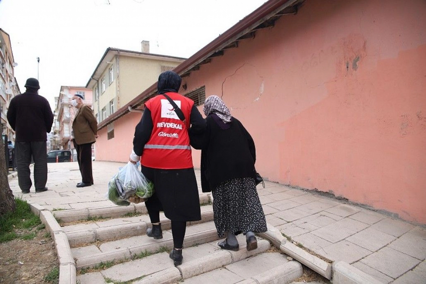 Genç gönüllülerden vefalı hareket