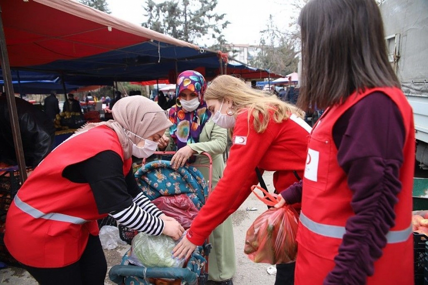 Genç gönüllülerden vefalı hareket