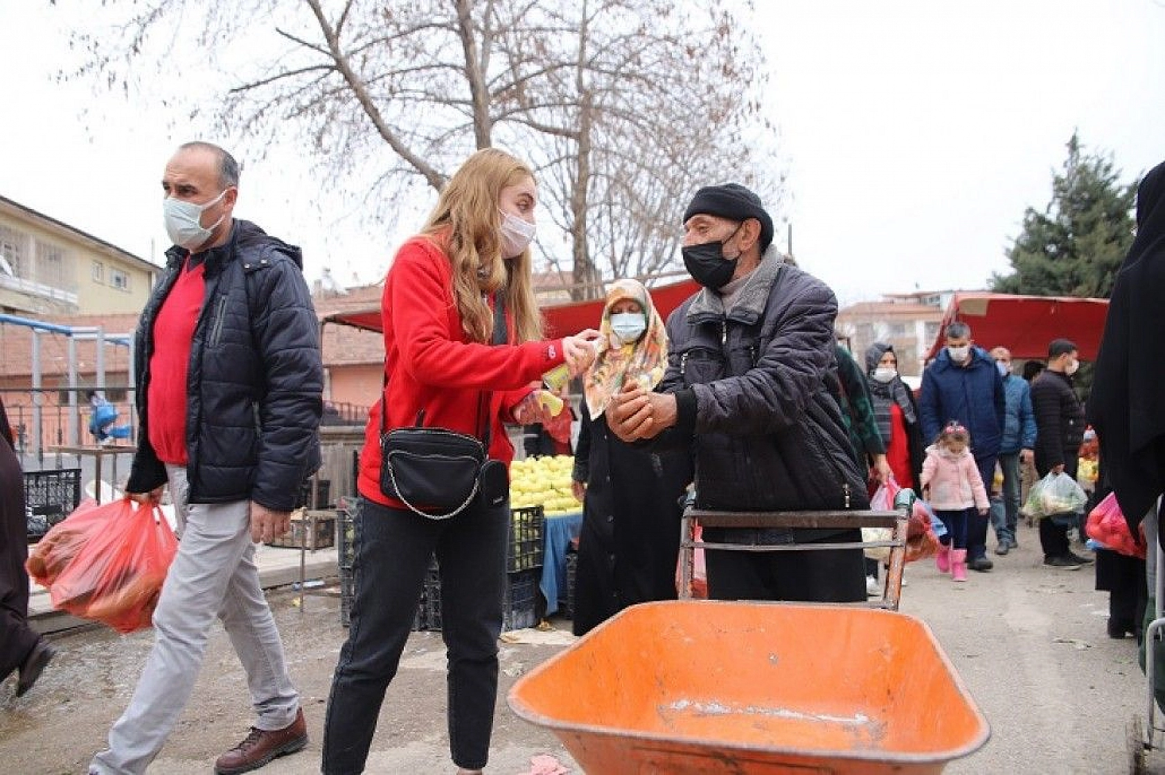 Genç gönüllülerden vefalı hareket