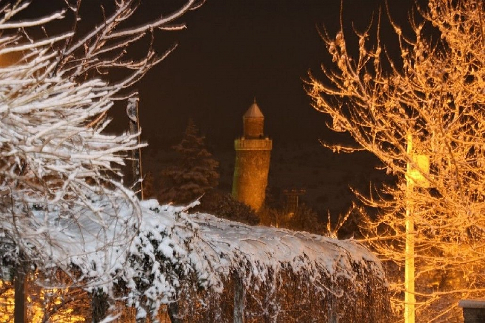 Karla kaplı Harput'ta ışıklarla görsel şölen