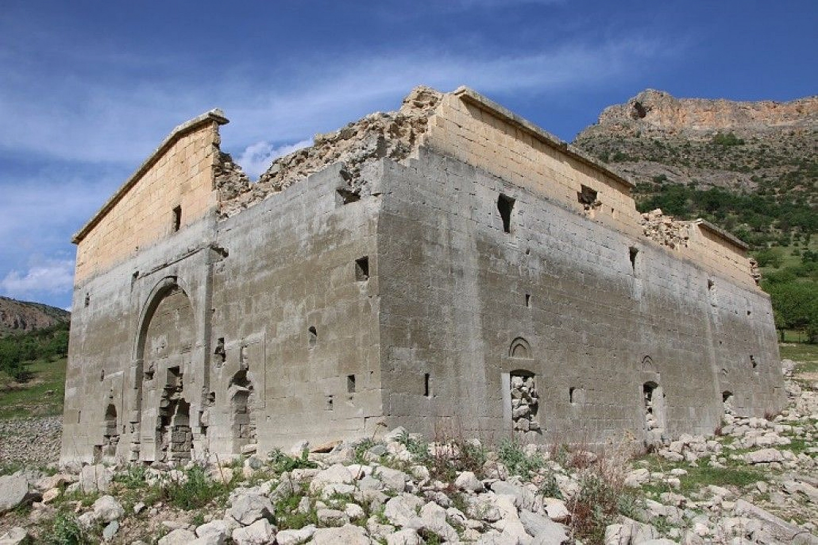 Sülar çekildi, tarihi kilise gün yüzüne çıktı