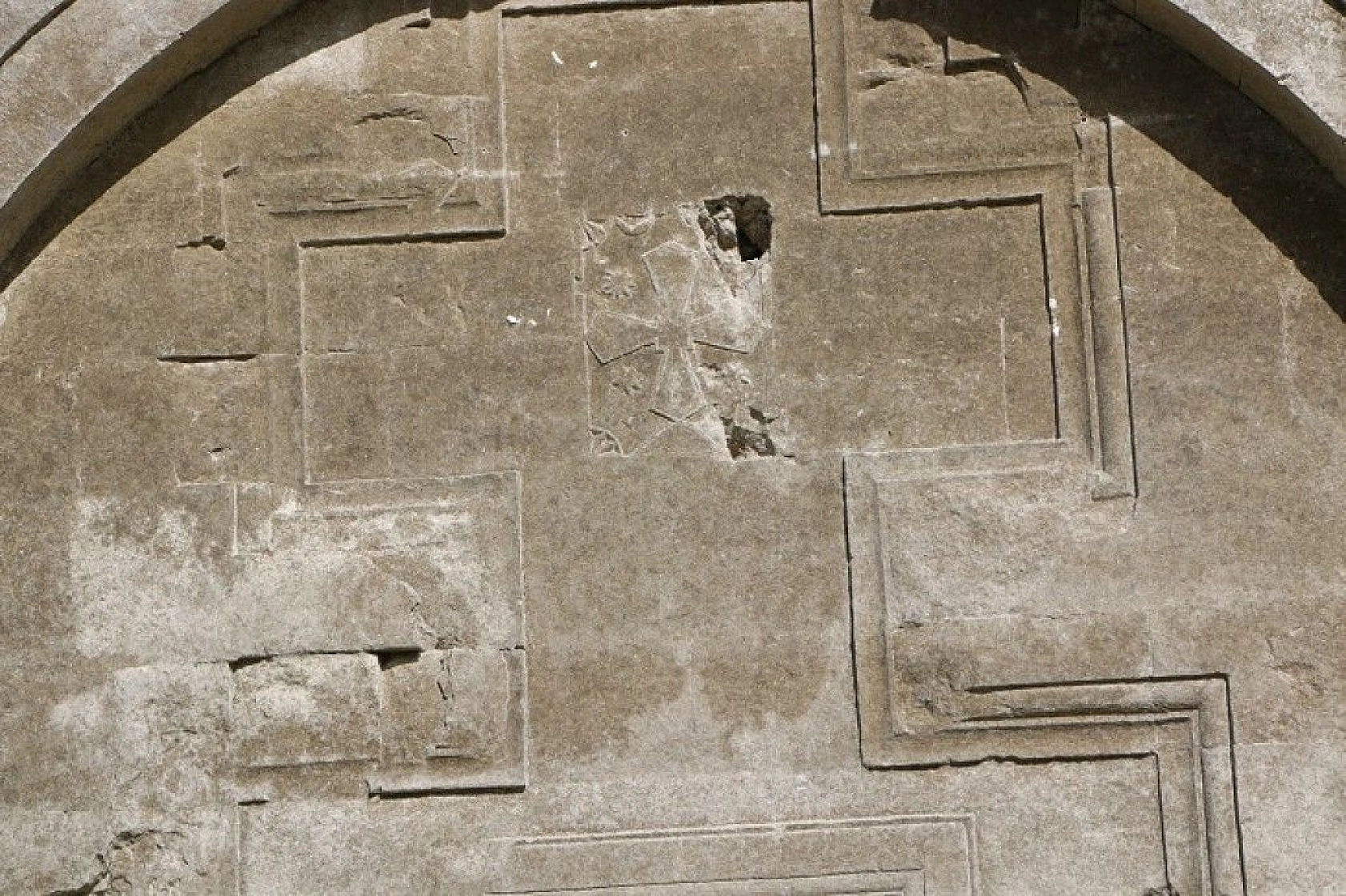 Sülar çekildi, tarihi kilise gün yüzüne çıktı