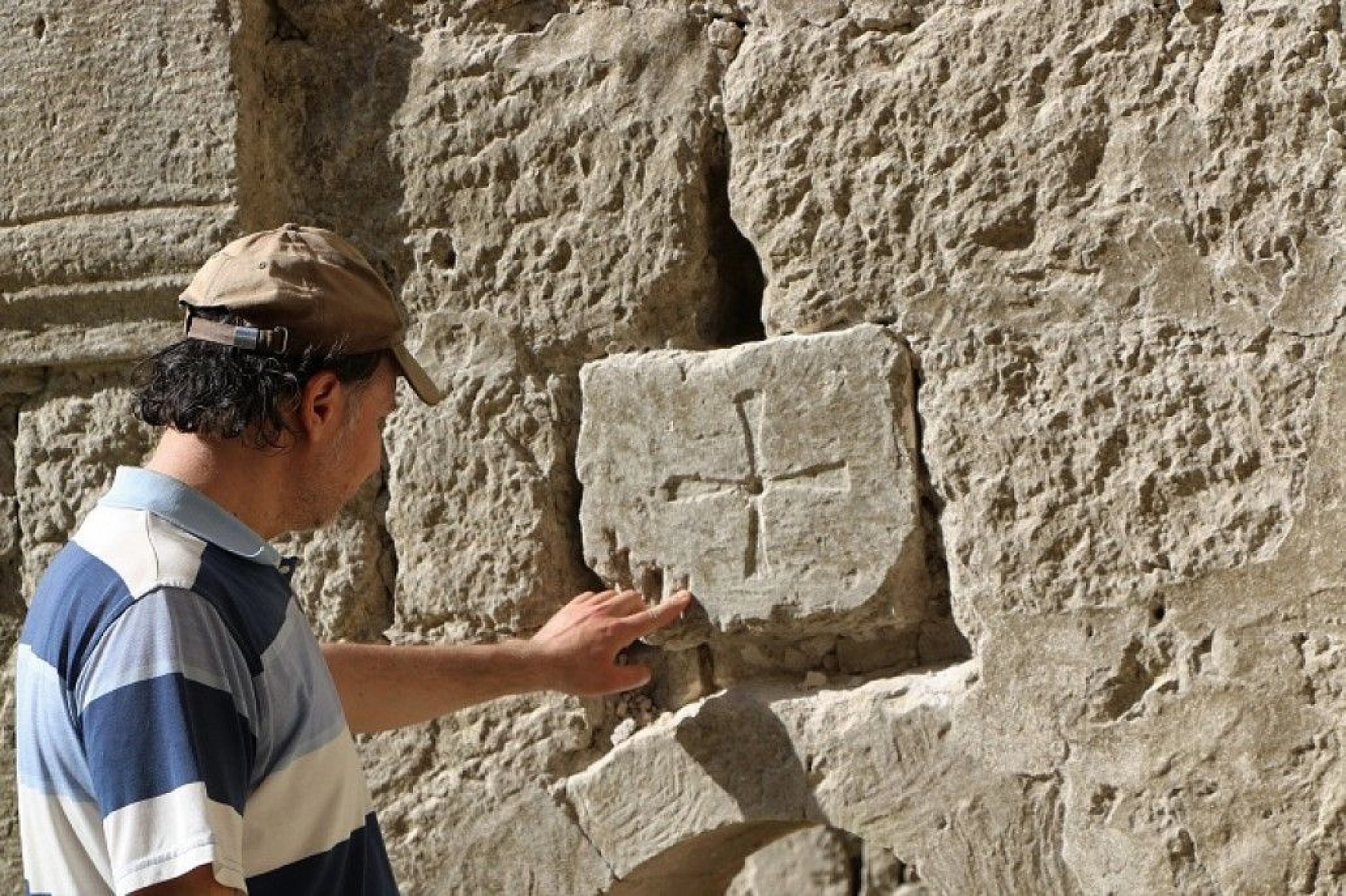 Sülar çekildi, tarihi kilise gün yüzüne çıktı