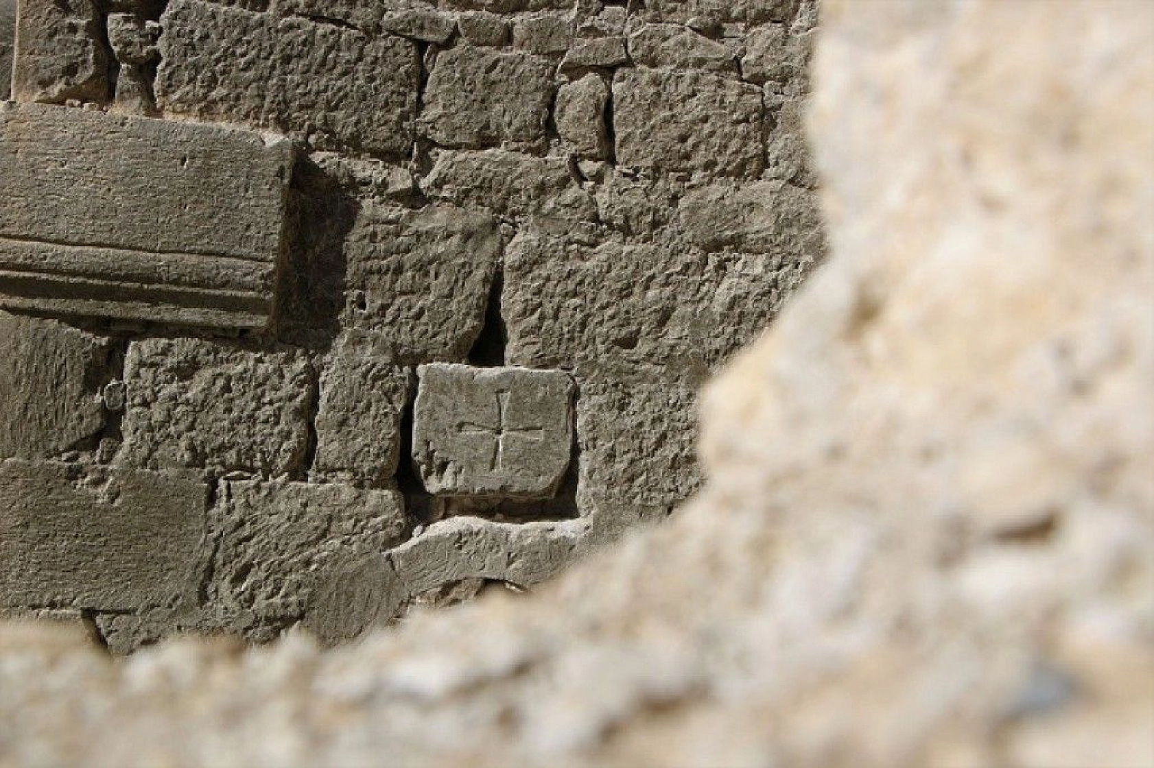 Sülar çekildi, tarihi kilise gün yüzüne çıktı