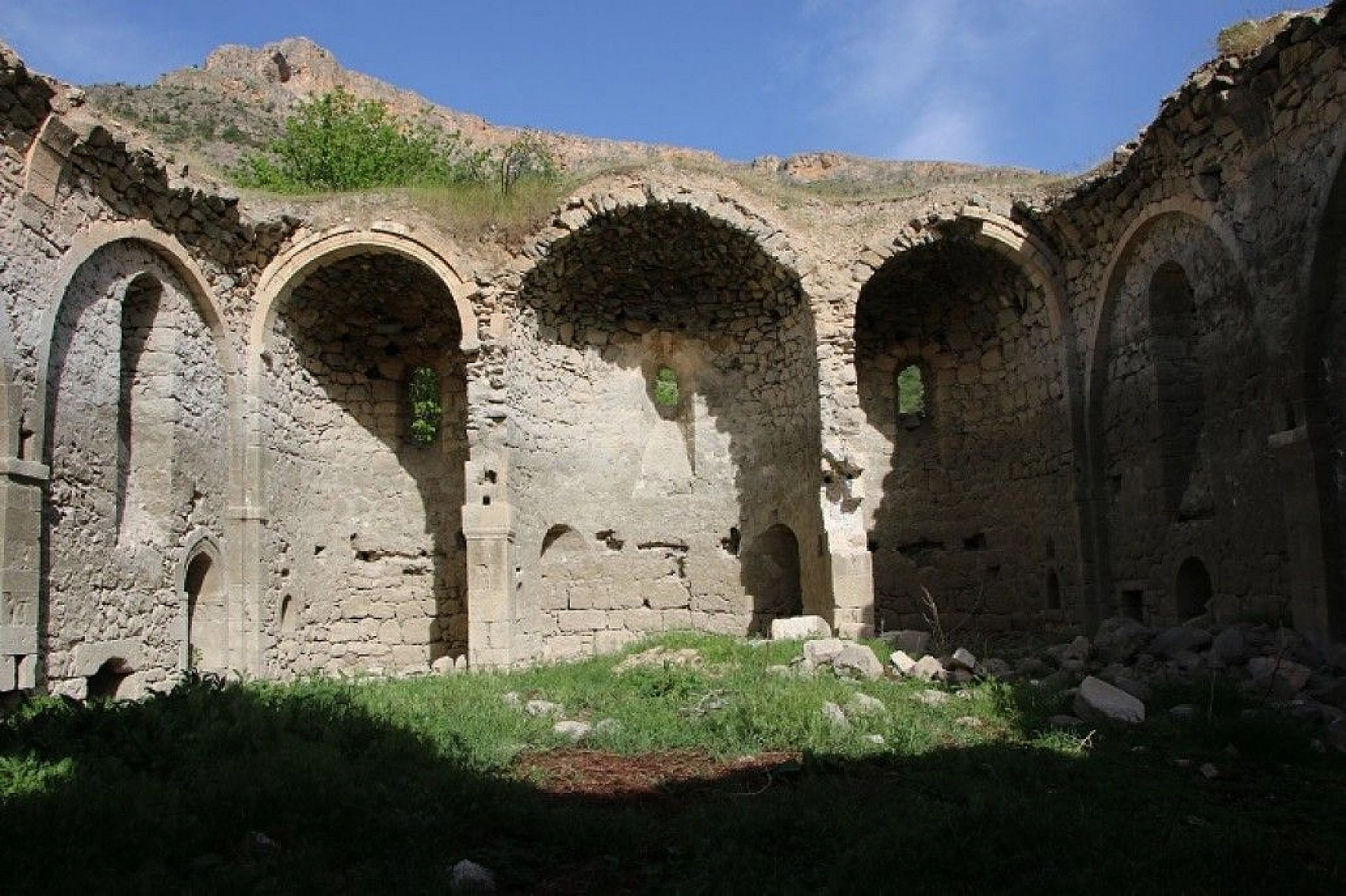 Sülar çekildi, tarihi kilise gün yüzüne çıktı