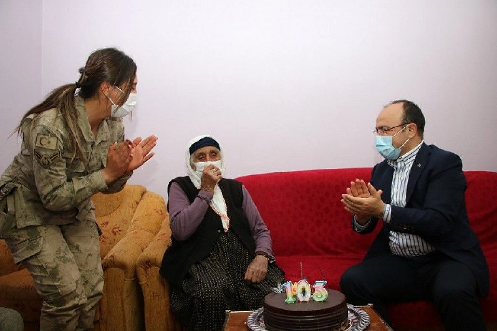 Şahide nine 103 yaşına girdi, ilk defa doğum günü kutladı, ilk defa vali gördü