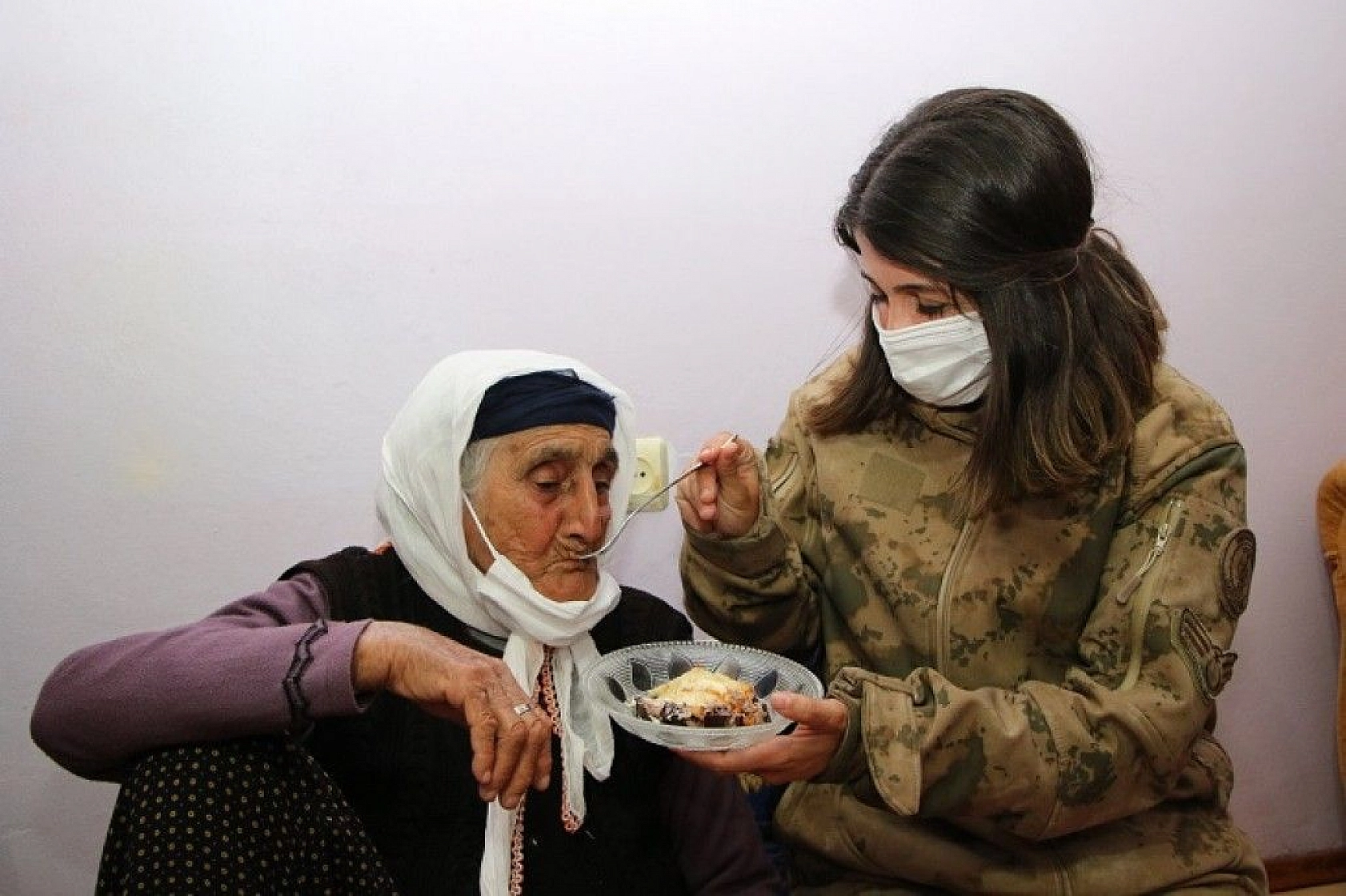 Şahide nine 103 yaşına girdi, ilk defa doğum günü kutladı, ilk defa vali gördü