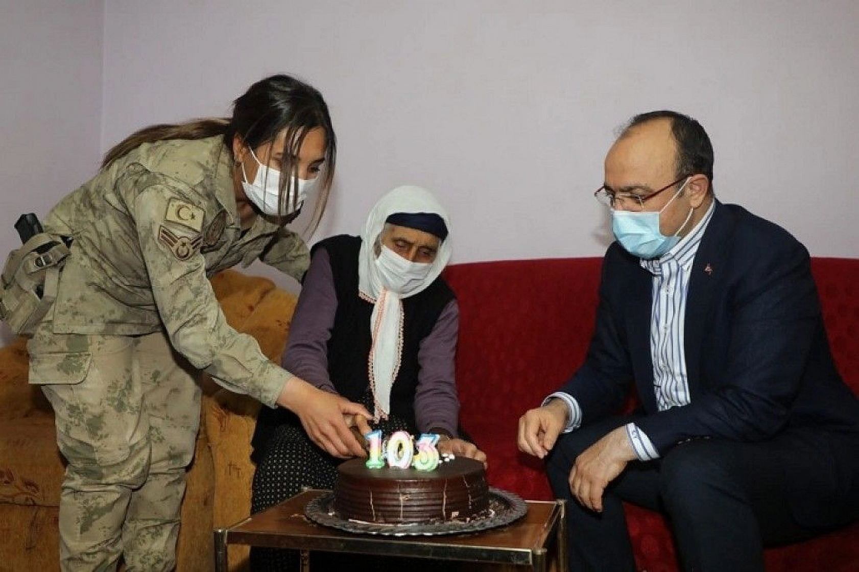 Şahide nine 103 yaşına girdi, ilk defa doğum günü kutladı, ilk defa vali gördü