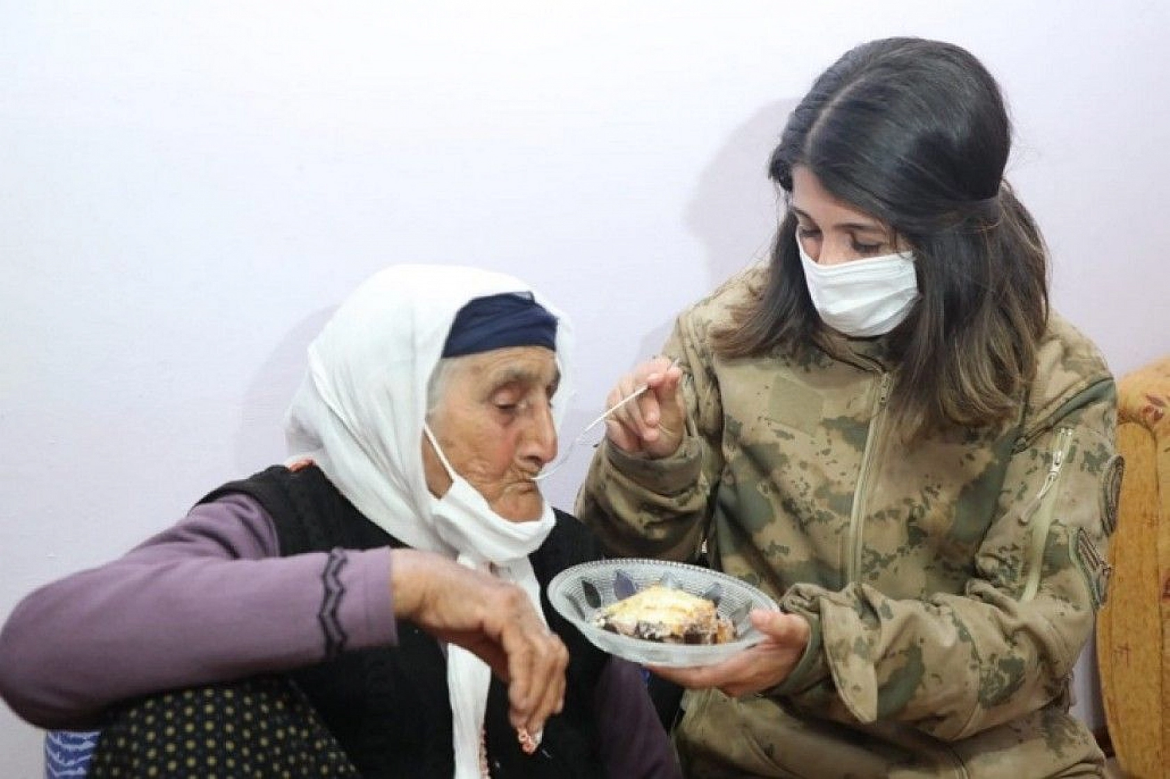 Şahide nine 103 yaşına girdi, ilk defa doğum günü kutladı, ilk defa vali gördü