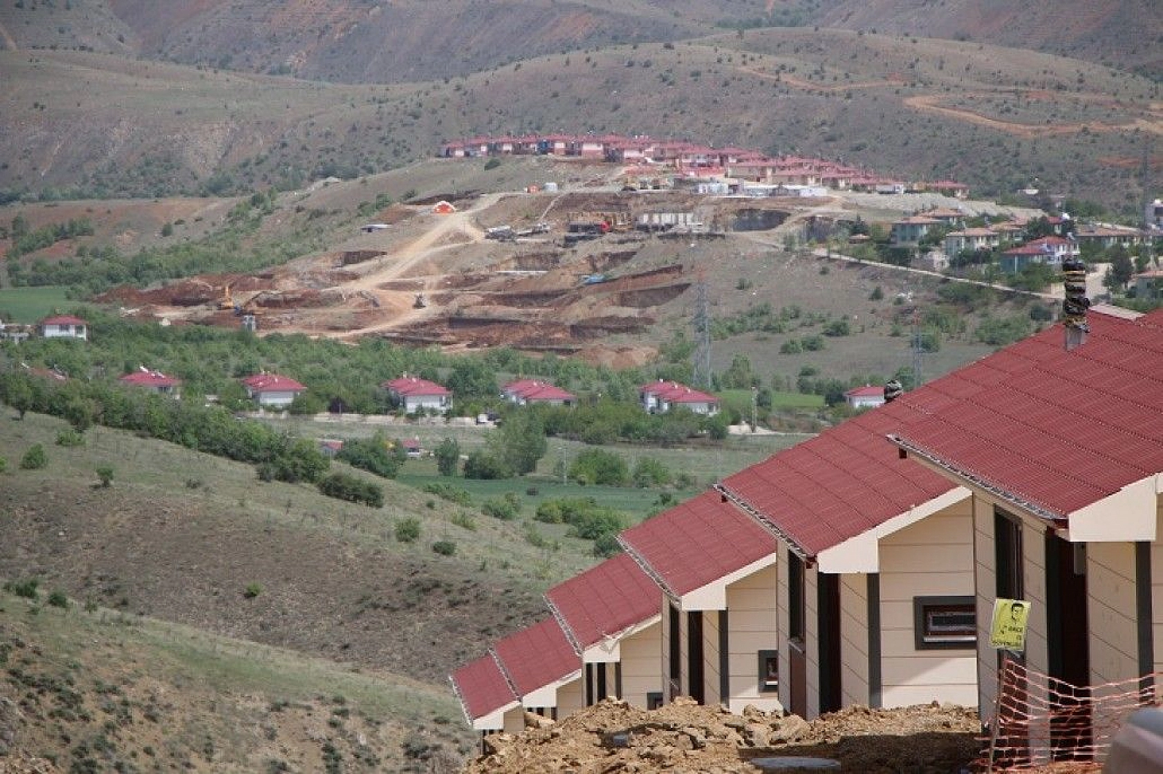 Elazığ'ın 300 köyünde, çelik konutlar yükseliyor