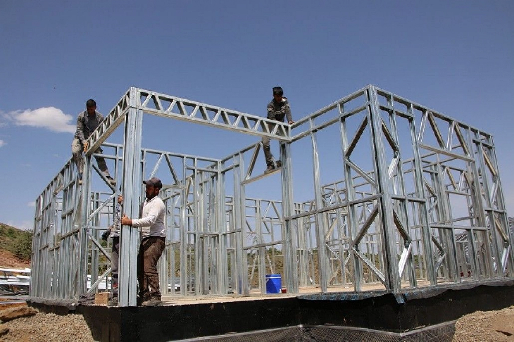 Elazığ'ın 300 köyünde, çelik konutlar yükseliyor