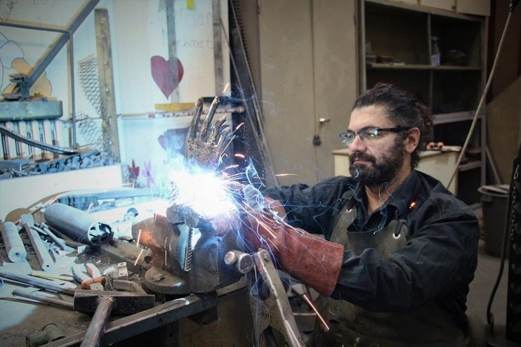 Her atık çöp değil, metali sanata çeviren 'Demir Adam'