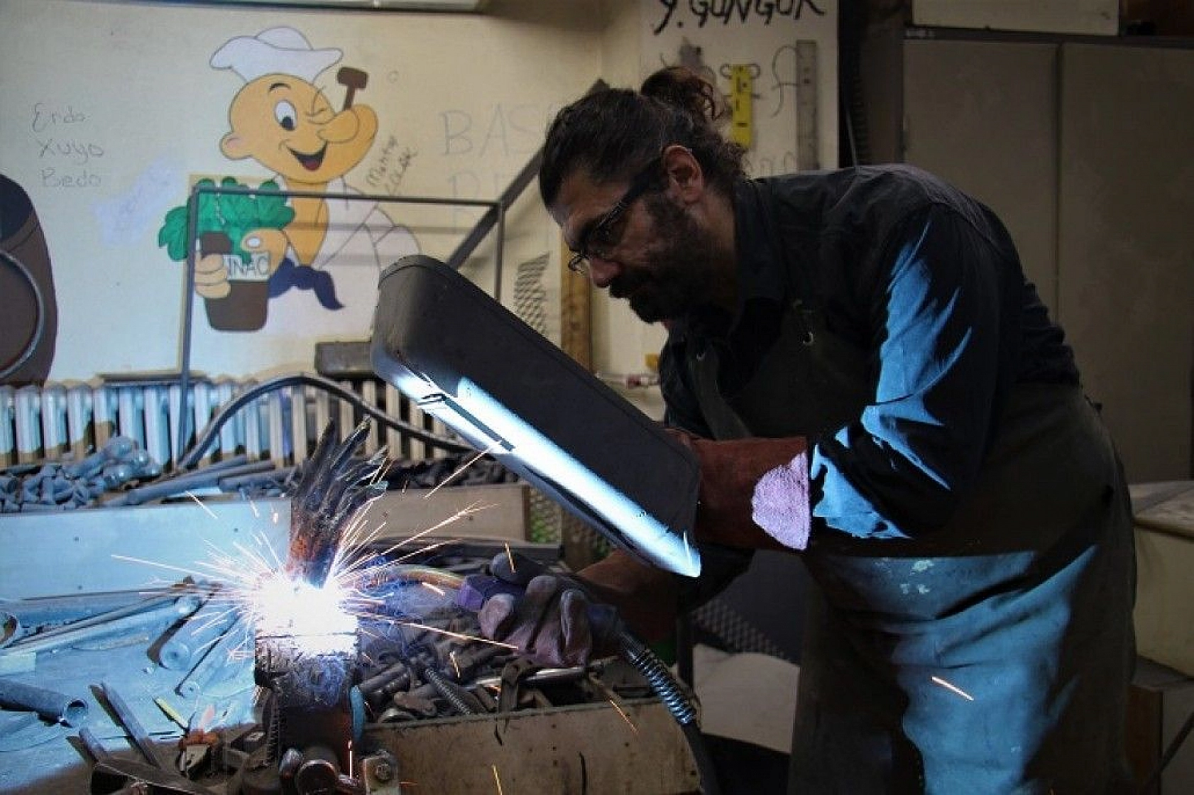 Her atık çöp değil, metali sanata çeviren 'Demir Adam'