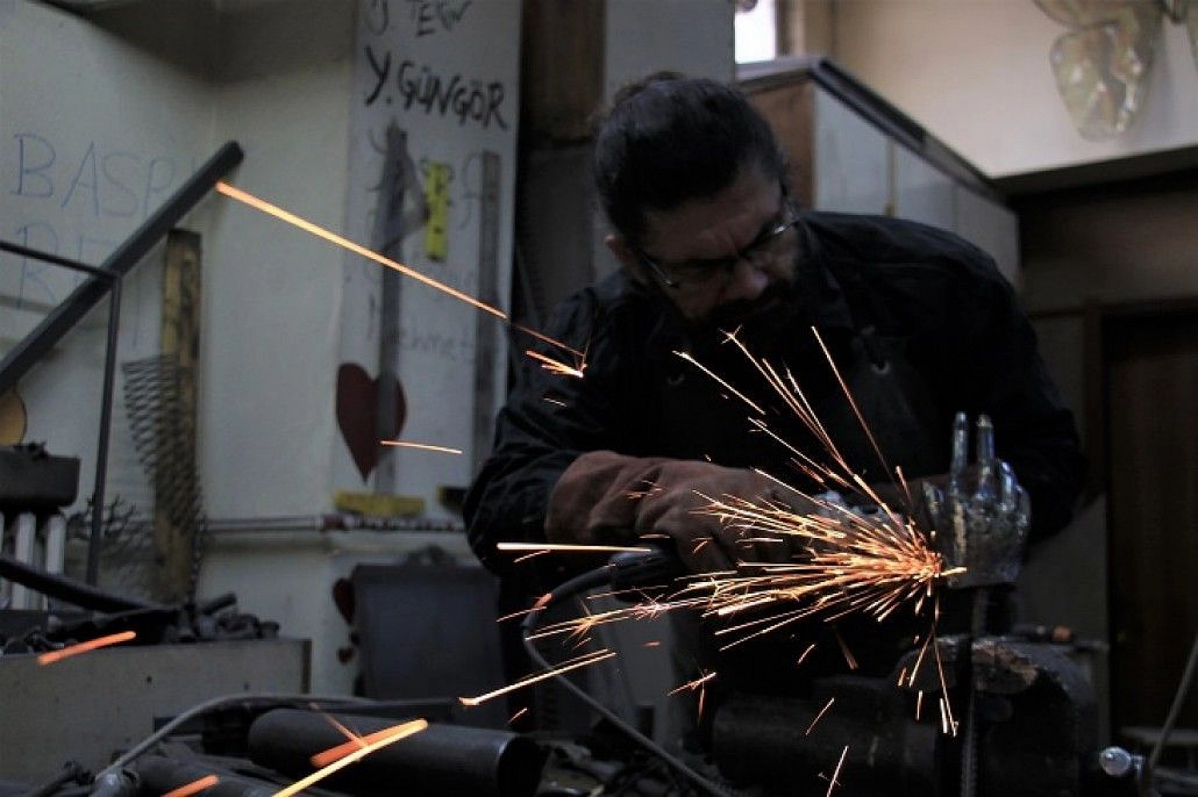 Her atık çöp değil, metali sanata çeviren 'Demir Adam'