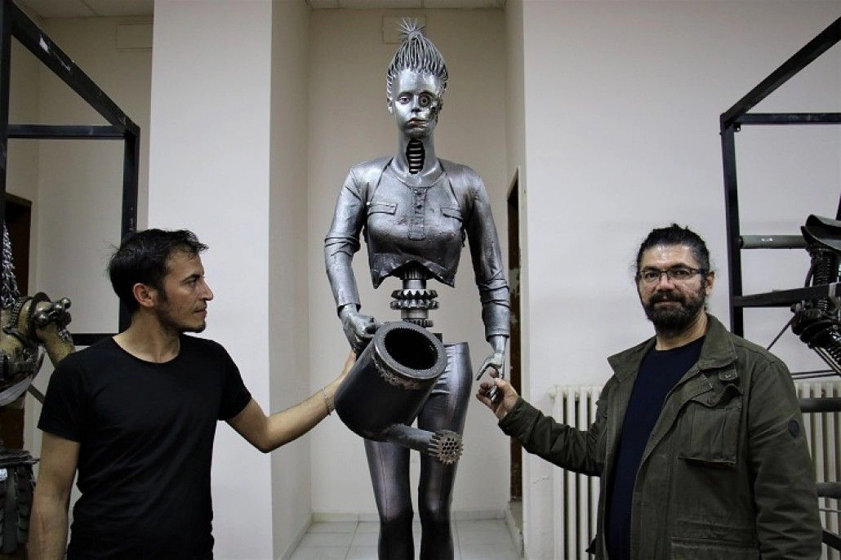 Her atık çöp değil, metali sanata çeviren 'Demir Adam'