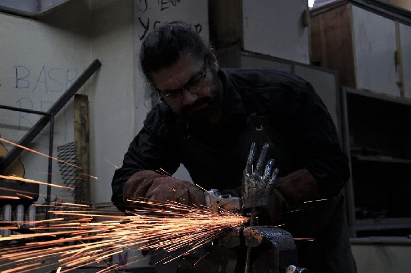 Her atık çöp değil, metali sanata çeviren 'Demir Adam'