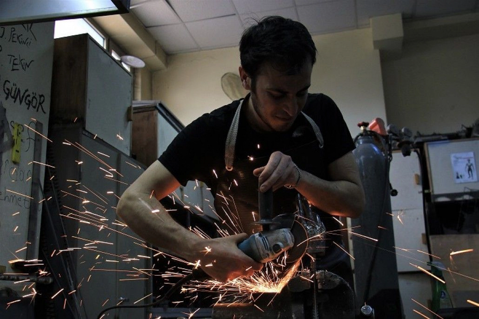 Her atık çöp değil, metali sanata çeviren 'Demir Adam'