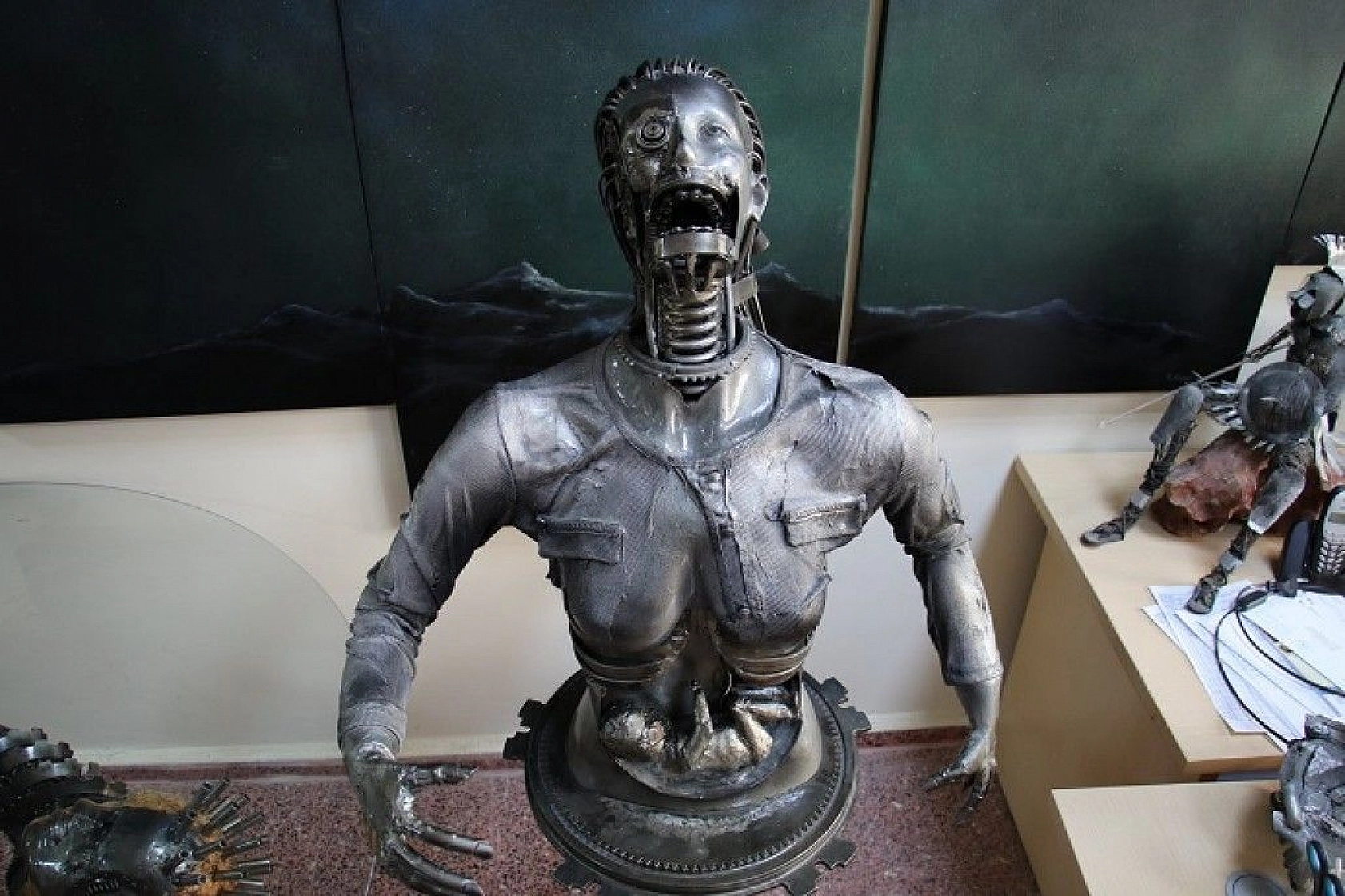 Her atık çöp değil, metali sanata çeviren 'Demir Adam'