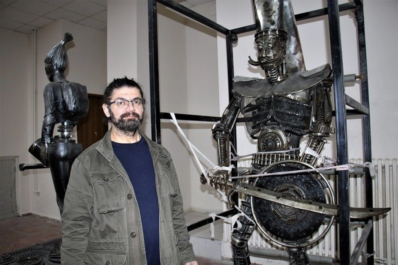 Her atık çöp değil, metali sanata çeviren 'Demir Adam'