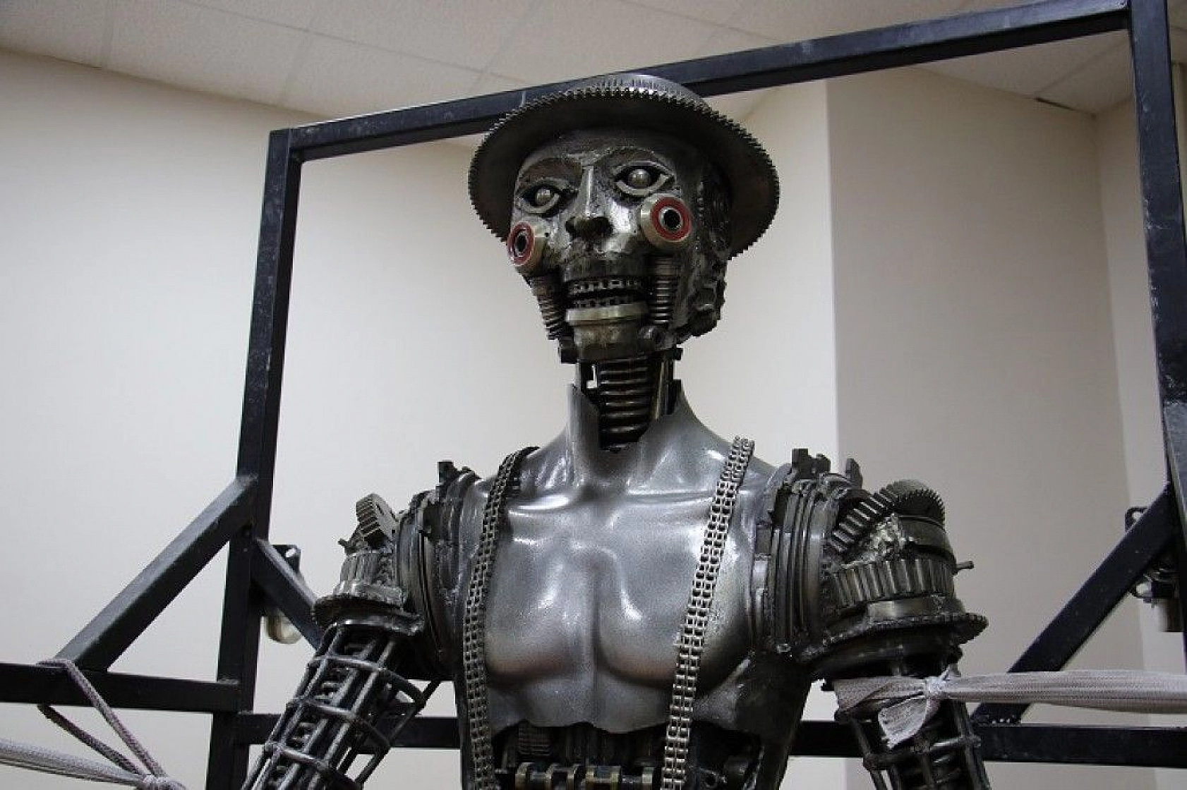 Her atık çöp değil, metali sanata çeviren 'Demir Adam'